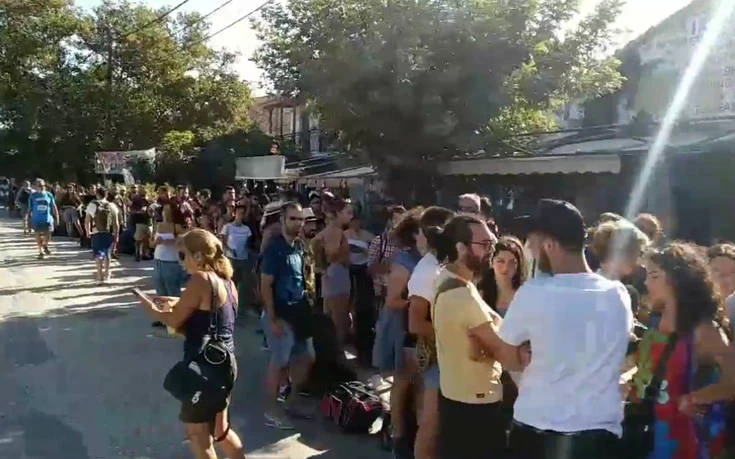 Τριτοκοσμικές εικόνες στο απόγειο της τουριστικής περιόδου – Ουρές στη Σαμοθράκη για μια θέση στο πλοίο (βίντεο)